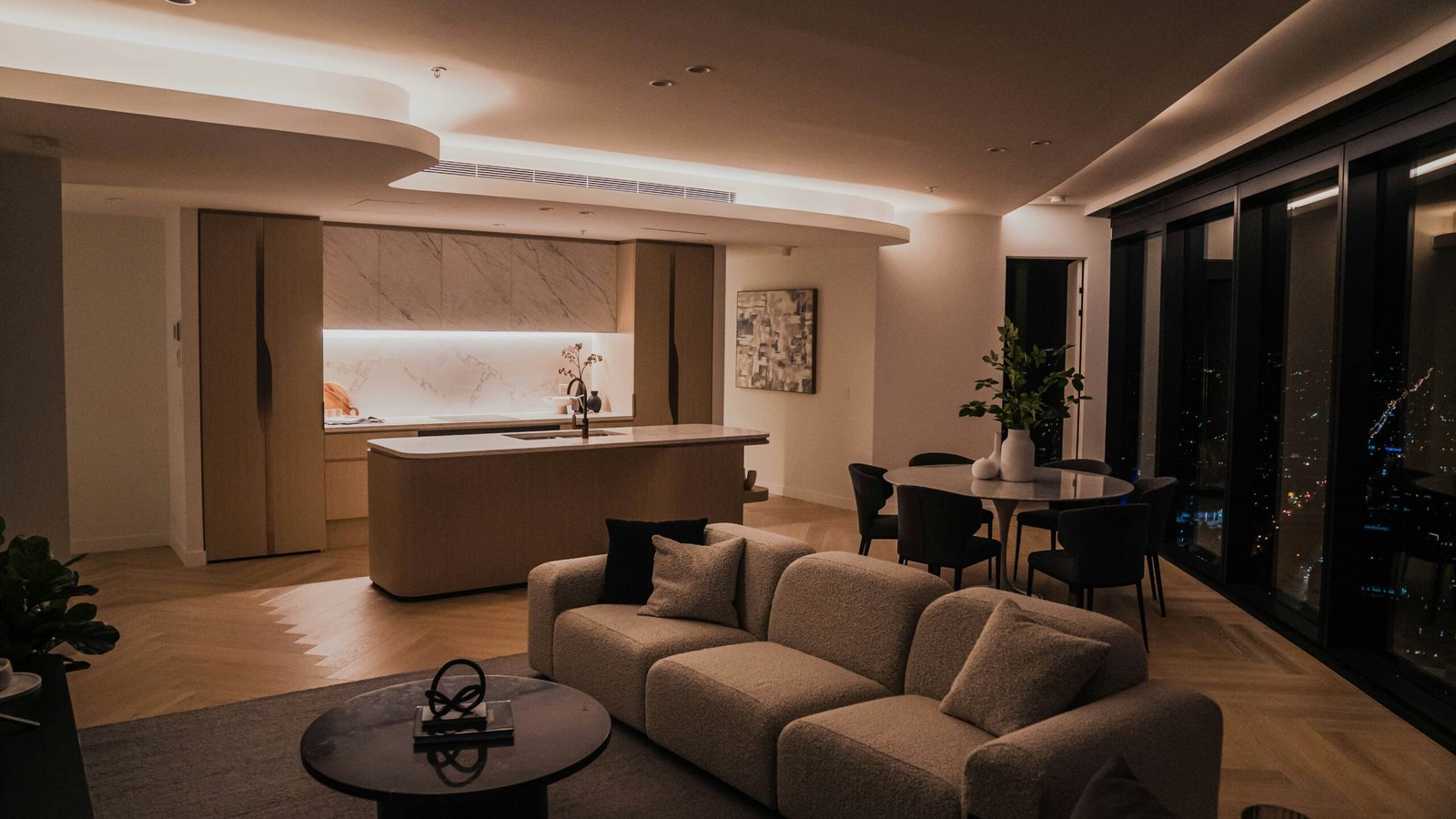 Wohnraum mit ruhiger Atmosphäre, in dem alltägliche Geräusche wahrgenommen werden.