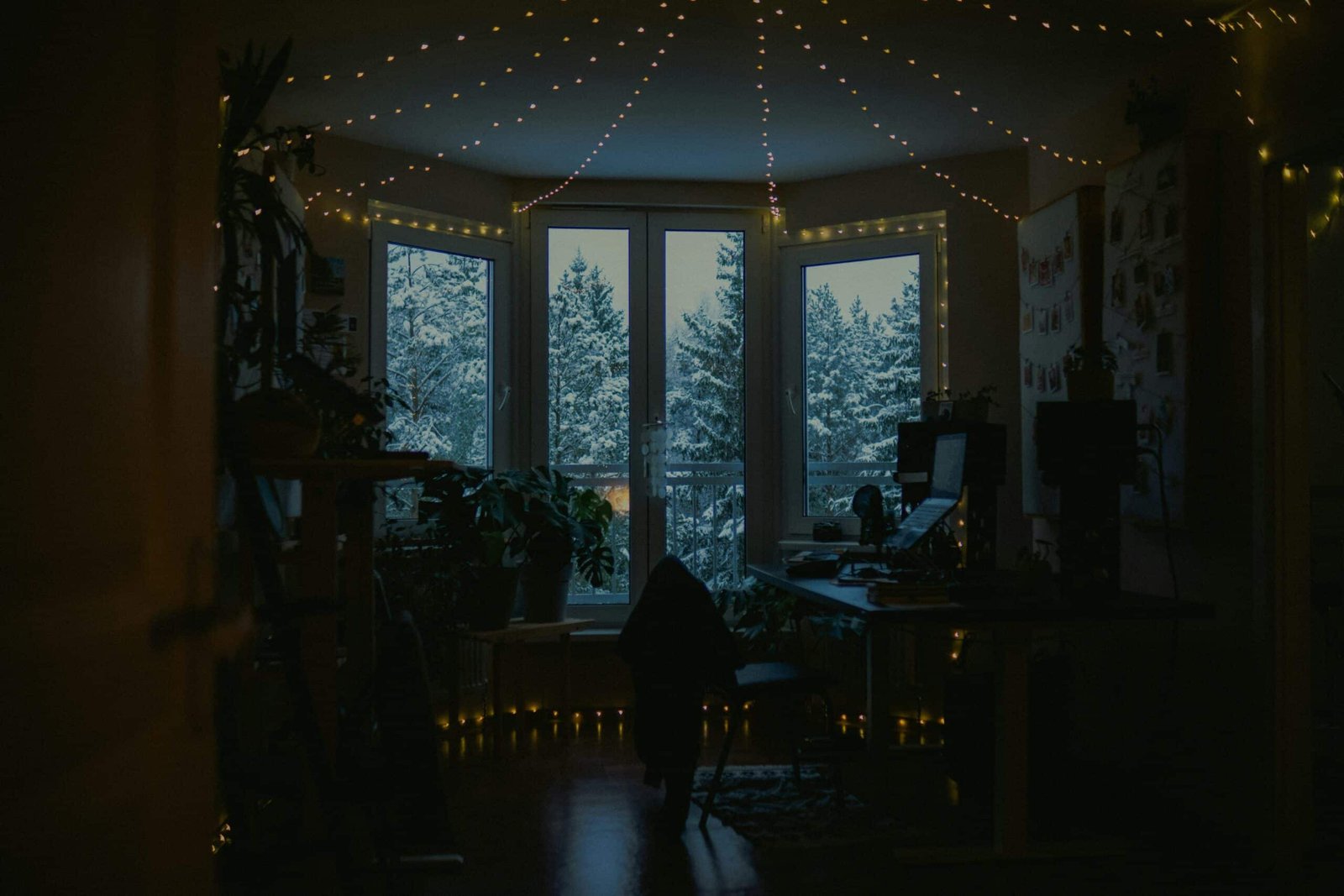 Ruhiger Wohnraum am Abend mit gedimmtem Licht und entspannter Stimmung.