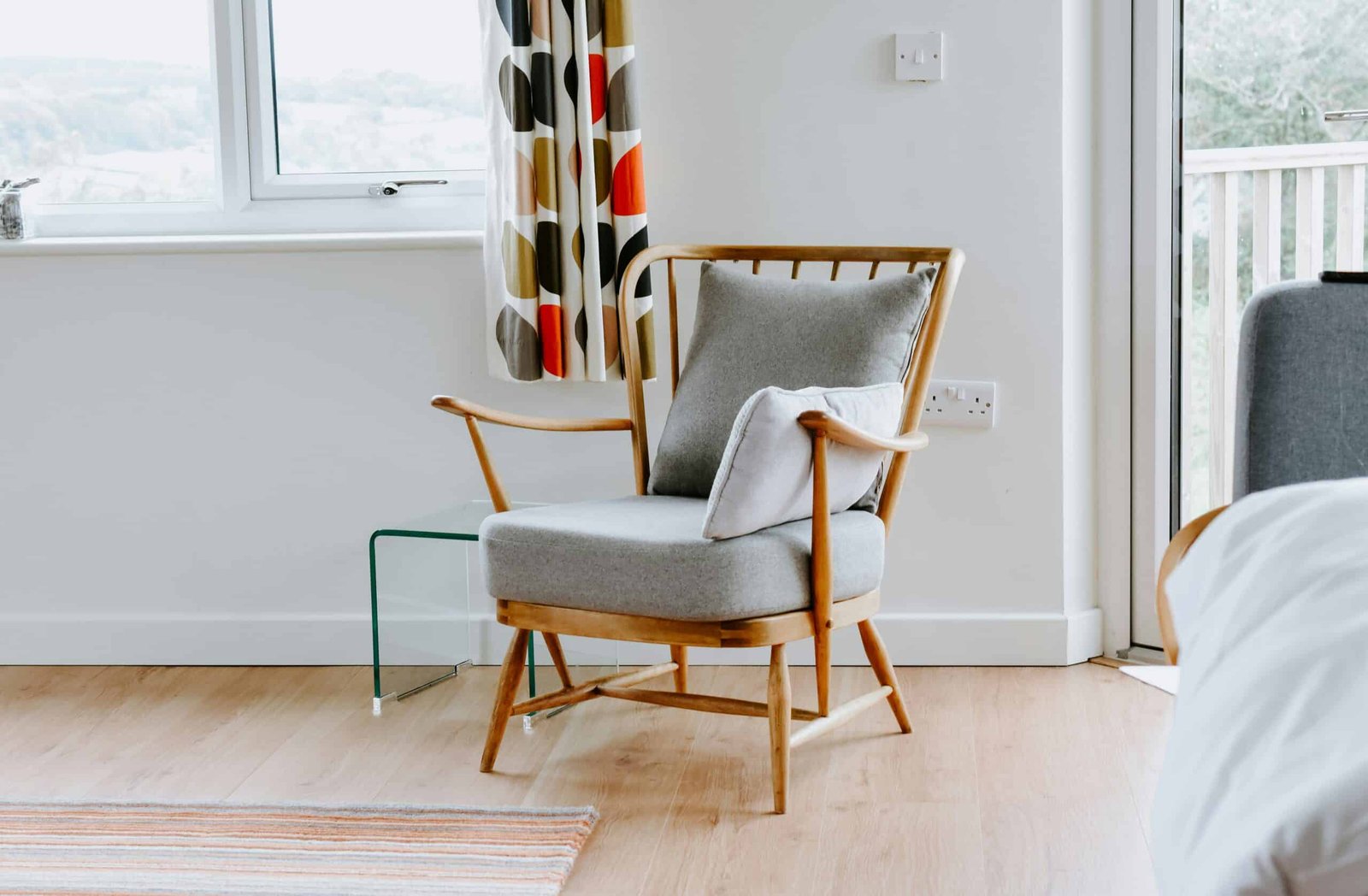 Stuhlbein berührt einen Holzboden und erzeugt ein Kratzgeräusch.