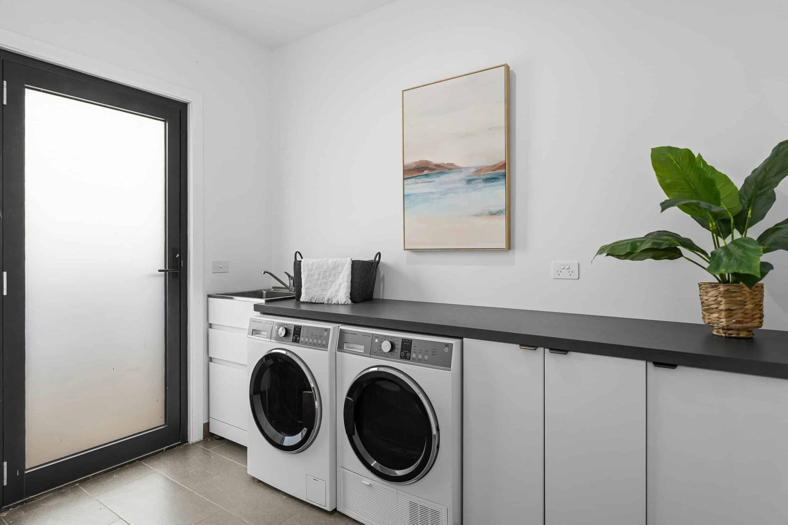 Trockner steht stabil in einem Hauswirtschaftsraum und läuft ruhig.