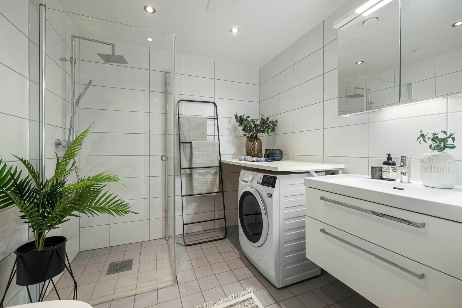 Waschmaschine steht stabil auf dem Boden in einem Hauswirtschaftsraum.